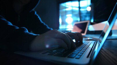 В Нацбанке раскрыли новую мошенническую схему, связанную с доставкой цветов