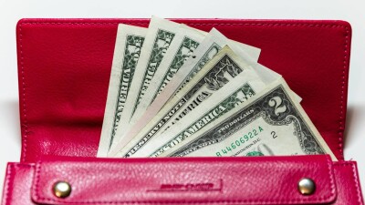 Пенсионерка из Павлодара отдала мошенникам 30 тысяч долларов