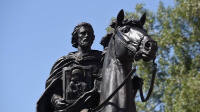 Памятник Александру Невскому установили в Алматы