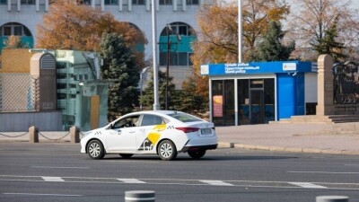 Премьер-министр поддержал проект по обеспечению соцпакетом таксистов и курьеров
