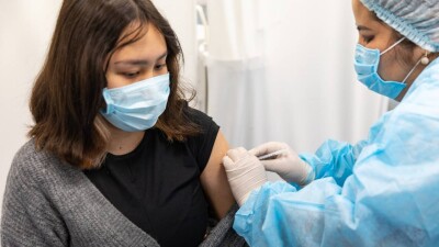 Прививка против ВПЧ: На первом этапе вакцинируют 100 тысяч 11-летних девочек