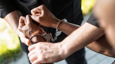 За покровительство нелегалам: КНБ задержал сотрудников миграционной службы Тараза