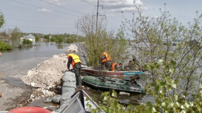 Среднюю зарплату спасателей во время борьбы с паводками назвал глава МЧС
