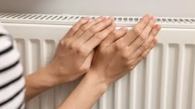 "Люди мёрзнут". Аким Караганды обвинил КСК и ОСИ в затягивании подключения к отоплению