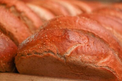 Бесплатный хлеб раздаёт пенсионерам алматинец