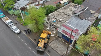 Незаконно построенное двухэтажное здание сносят в Алматы