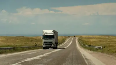 "Раздражаем перекупщиков". Карабаев ответил на обвинение в покровительстве перевозчиков-релокантов