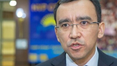 "Слышим пожелания граждан". Почему депутаты поддерживали Елбасы, а теперь готовы убрать его имя из Конституции