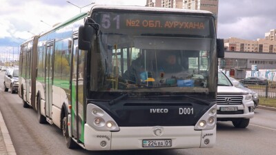 "Должно было произойти давно". Аким Астаны высказался о повышении тарифа на проезд в автобусах