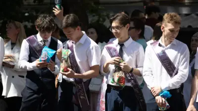 "Какая необходимость?" Почему для девятиклассников в Казахстане не проводят последний звонок 