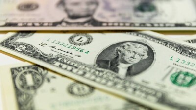 Иностранец пытался вывезти из Казахстана 25 тысяч долларов