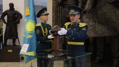 Потомки передали шлем Богенбай батыра в Военно-исторический музей
