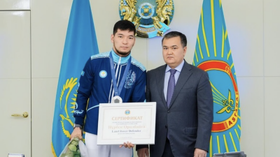 Аким Астаны вручил ключи от внедорожника серебряному призёру Олимпиады Нурбеку Оралбаю