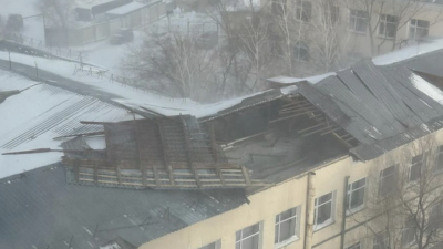 Крышу "Аграрки" сорвало ветром в Астане: корпус вуза не ремонтировали 67 лет