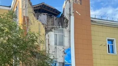 Кровля и стена здания обрушились в Караганде во время ремонта 