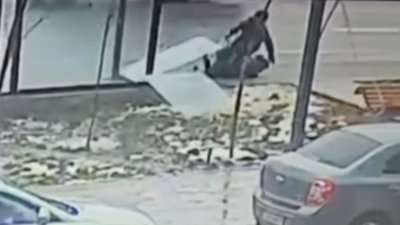 Часть автобусной остановки обрушилась на людей в Астане: с подрядчиком намерены расторгнуть договор