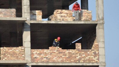 "Почти не используют цемент". Акимат приостановил строительство дома в Карагандинской области
