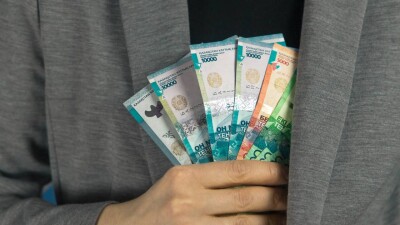 Главу отдела образования подозревают в получении взятки в 18,5 млн тенге в Актюбинской области