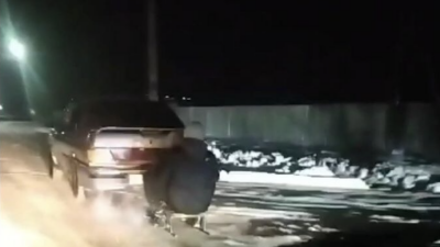 Дети катались на санях, прицепленных к авто в Жамбылской области