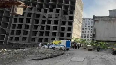 Строительный кран упал в Алматы, погиб рабочий