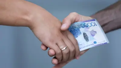 Частный судебный исполнитель из Мангистау за деньги помогал должнику по алиментам выезжать за рубеж