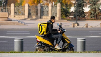 Как должны платить налоги курьеры и таксисты, разъяснили в КГД