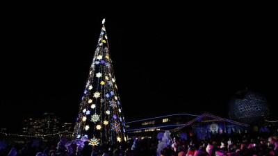 Главную ёлку зажгли в Астане на территории EXPO