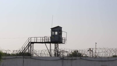 Осужденный за кражу мужчина сбежал из колонии в Карагандинской области