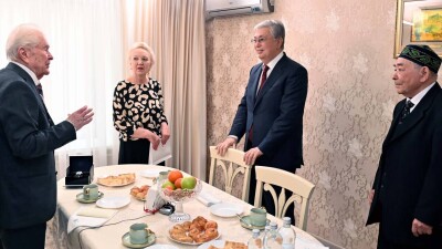 Токаев встретился с долгожителями-ветеранами ВОВ в Уральске