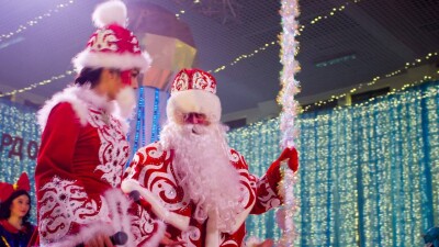 Новогодняя программа Казпочты: курьеры в костюмах Деда Мороза будут доставлять подарки детям