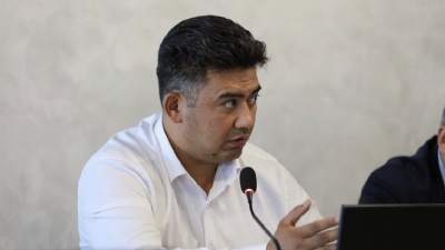 Депутат Елеусизов эмоционально раскритиковал работу поликлиник Алматы и получил замечание