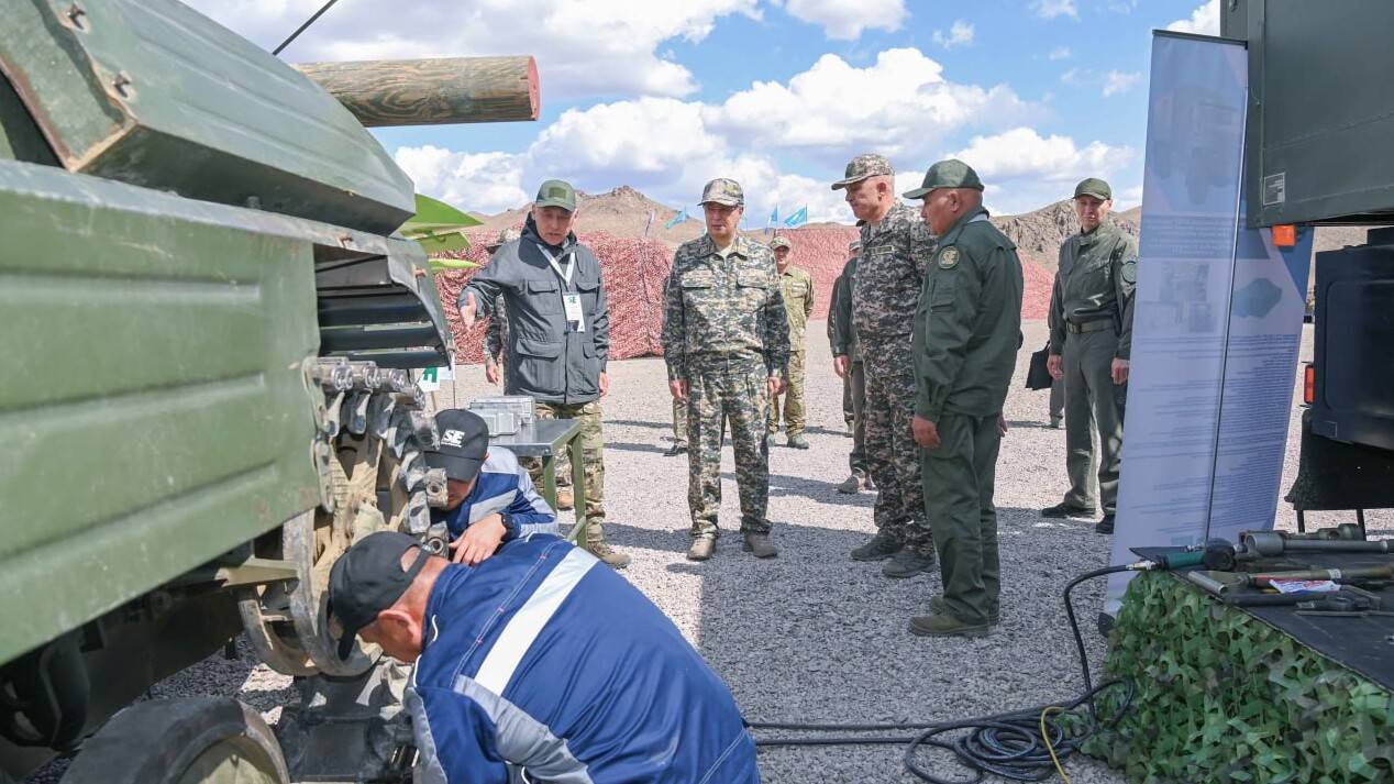 Токаеву продемонстрировали боевую технику на оборонно-промышленном комплексе