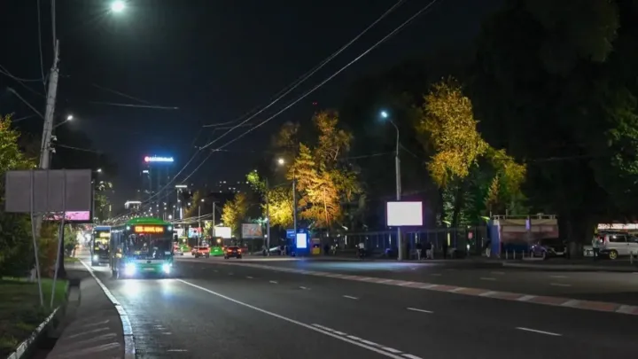 "В шесть раз светлее". Аким Алматы оценил работу по освещению города