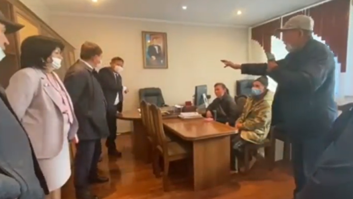 Потасовка произошла в районном акимате, когда местный житель попытался сесть в кресло замакима