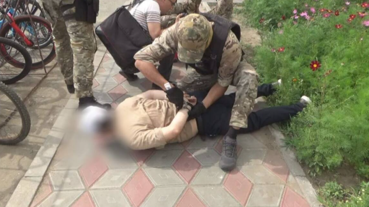 "Пытались скрыться и сбили полицейского". Подозреваемых в вымогательстве 22 млн тенге поймали с поличным в Павлодаре