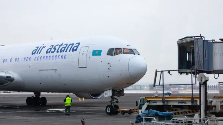 "Открыла аварийный выход". 6,6 млн тенге заплатит нетерпеливая пассажирка Air Astana