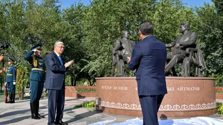 "Символ дружбы". В Бишкеке открыли памятник Мухтару Ауэзову и Чингизу Айтматову