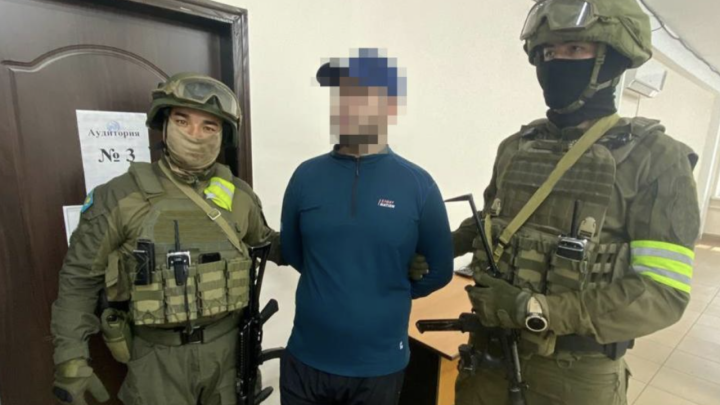 КНБ показал кадры задержания частных организаторов квалификационного тестирования и ЕНТ