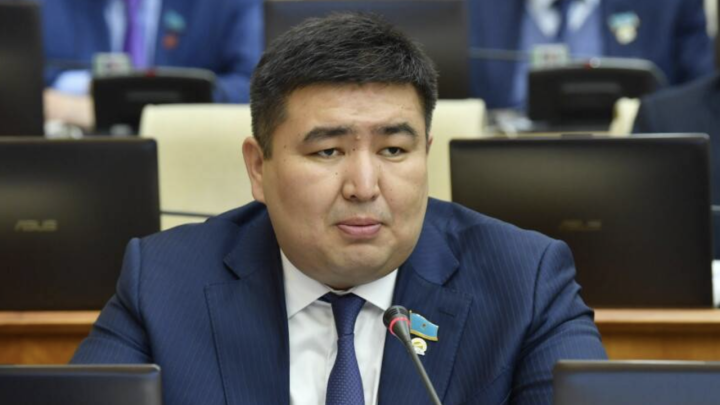 Уволился за пару недель до преступления – депутат о бывшем члене партии Amanat, подозреваемом в педофилии