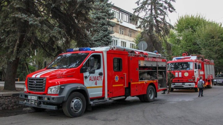 Сауна, расположенная в многоквартирном доме, загорелась в Алматы