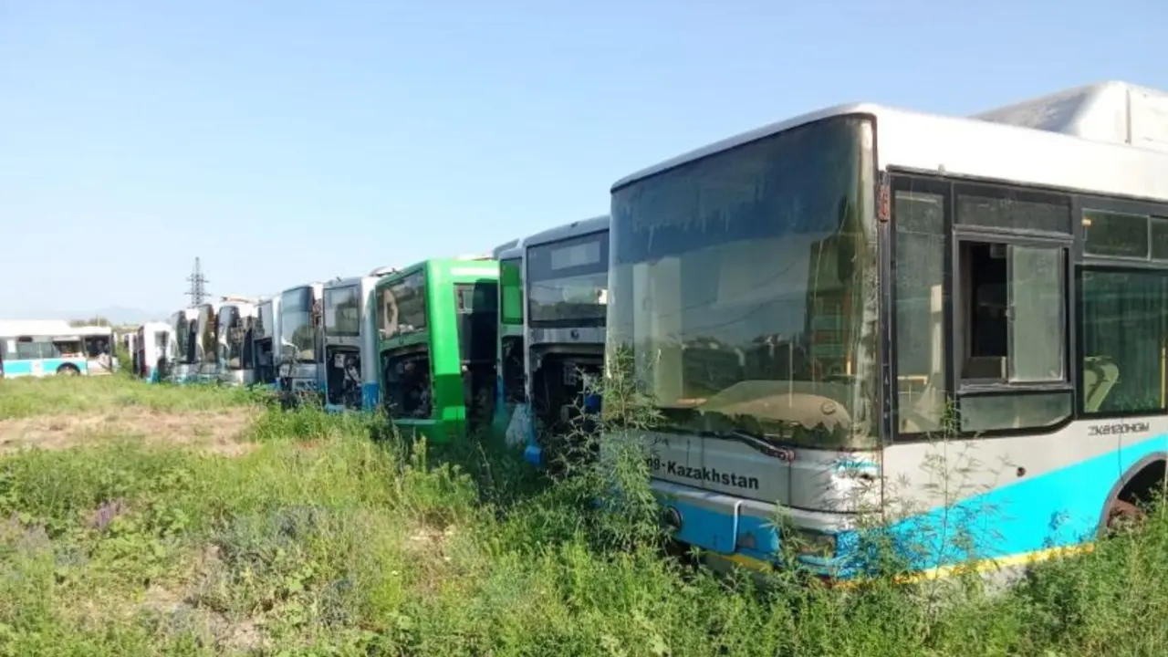 Старые алматинские автобусы и троллейбусы продают на торгах как металлолом за 37,6 млн тенге