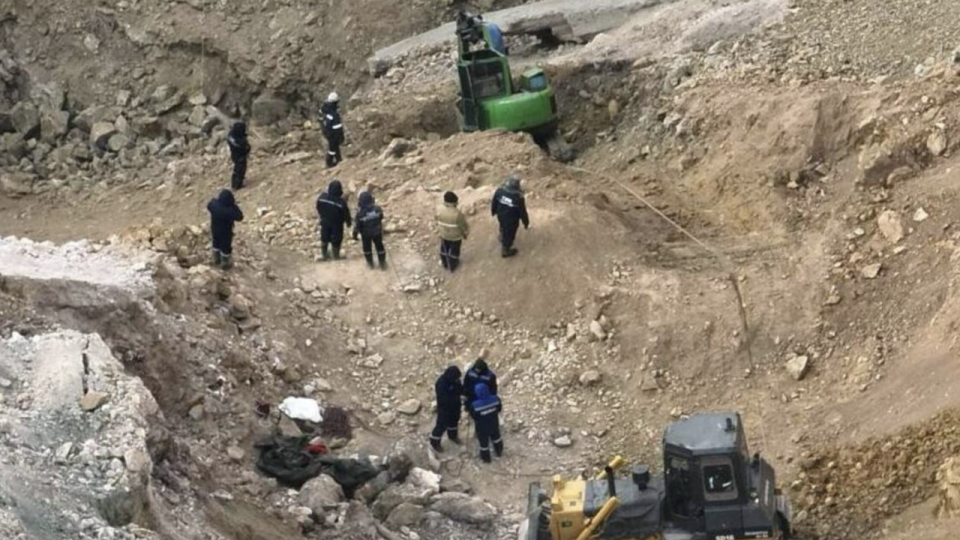 "Детали очень важны". Зачем спасатели извлекают провалившийся под землю автобус в Павлодарской области