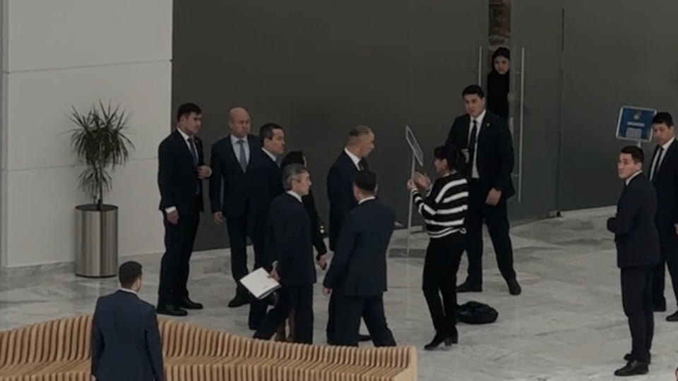 "Помогите". Фермер из Караганды прорвалась через охрану к премьер-министру Смаилову