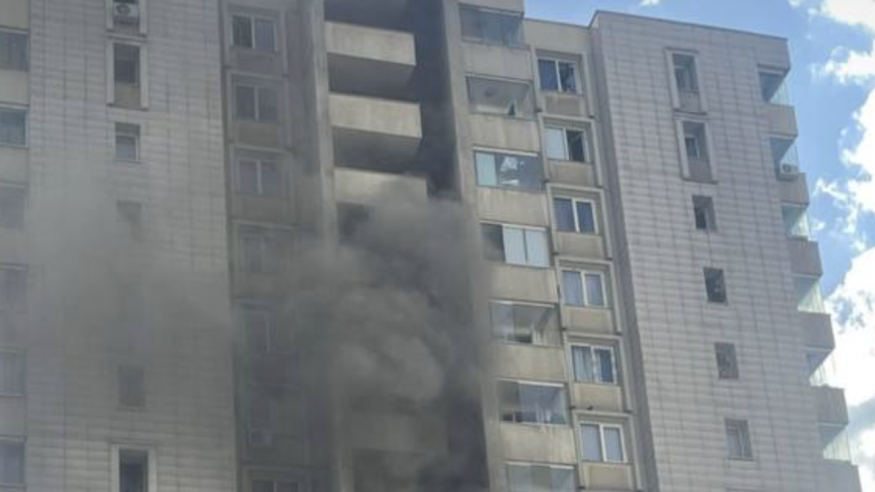 Жители выпрыгивают из окон горящего ЖК в алматинском микрорайоне Аккент