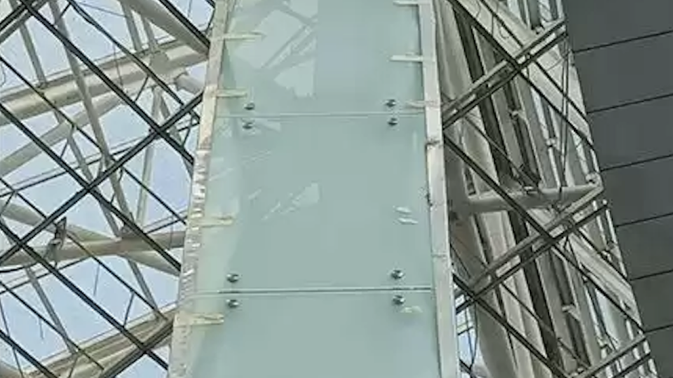 Металлические опоры на ЭКСПО зафиксировали скотчем при реставрации в Астане