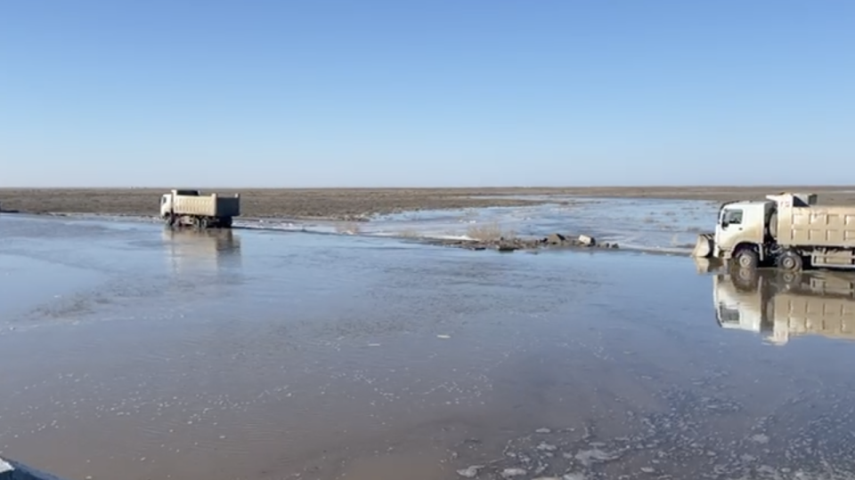 Участок трассы затопило паводковыми водами в Абайской области