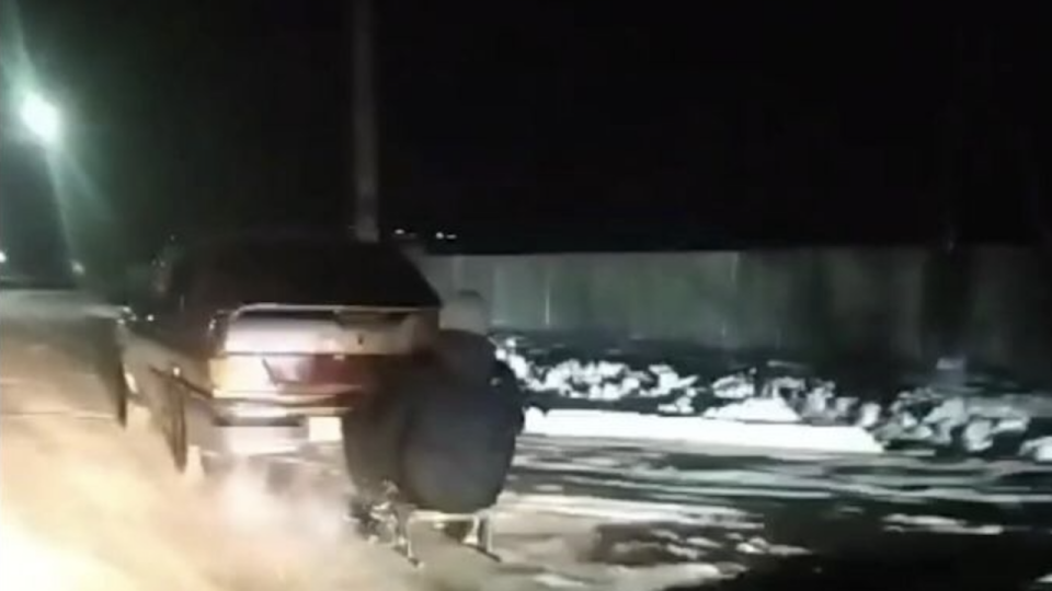 Дети катались на санях, прицепленных к авто в Жамбылской области
