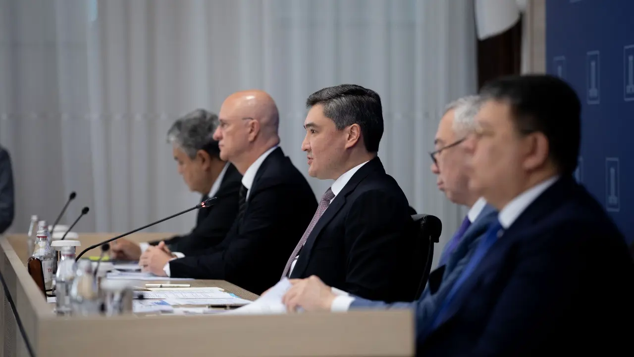 "Не купался, но смотрел". Бектенов и его замы почти не отдыхают, курорты посещают по работе 