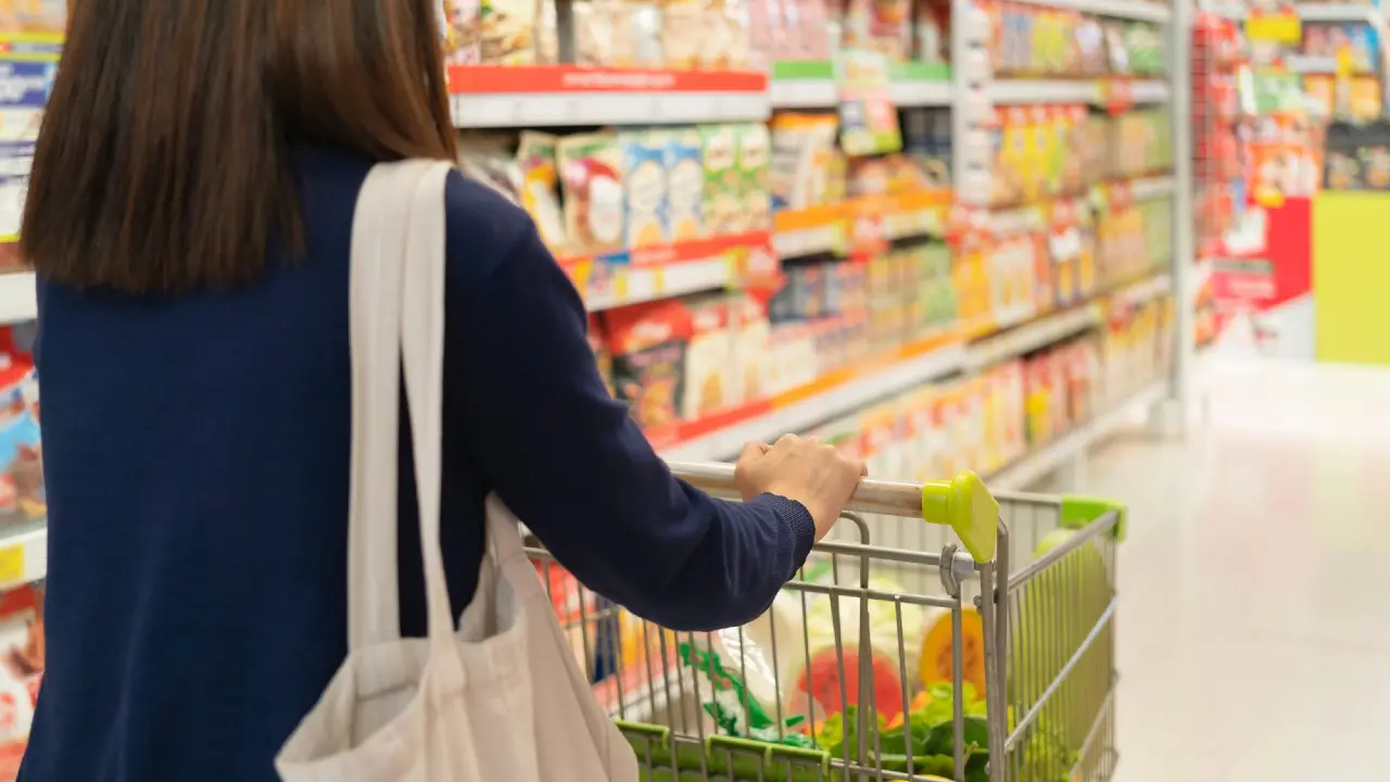 Бектенов поручил ускорить расширение списка социально значимых продуктов в Казахстане