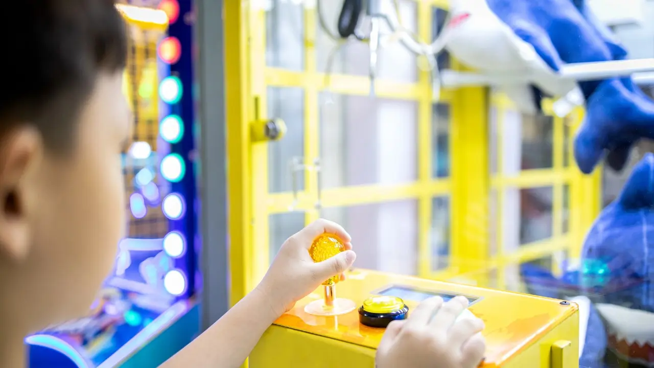 "Риск зависимости". Депутат предложил ввести возрастные ограничения на игровые автоматы "хватайки"